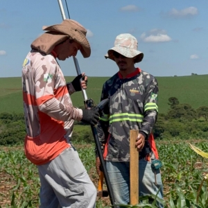 Medição topográfica do trecho onde iniciará a nova pavimentação asfáltica da Linha Flor da Serra
