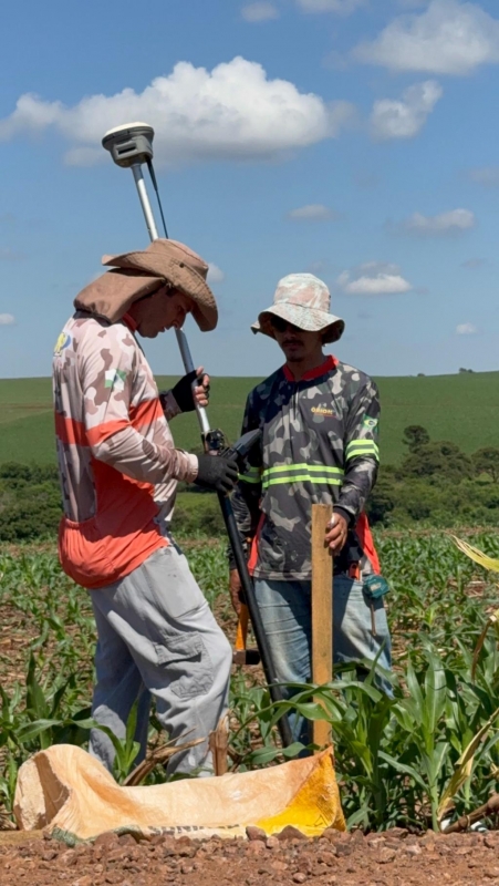 Medição topográfica do trecho onde iniciará a nova pavimentação asfáltica da Linha Flor da Serra