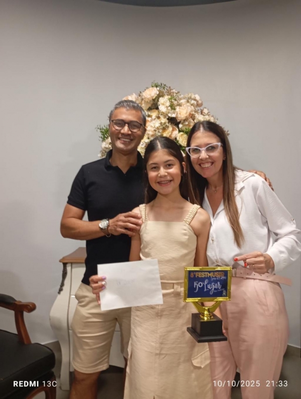 Acompanhada dos pais, Paulo e Tatiane, grandes incentivadores de seu talento, Luiza vem desenvolvendo seu potencial artístico e participando de festivais em toda a região.